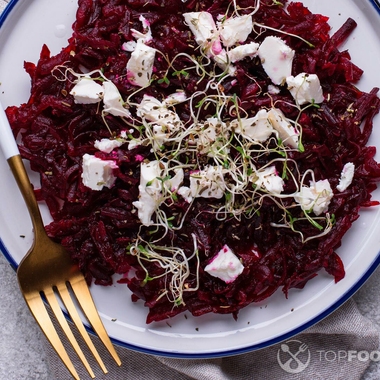Arugula salad with beets and goat cheese