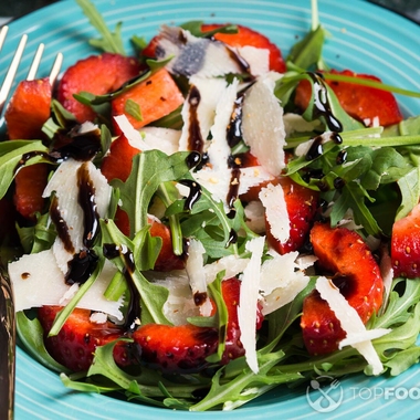 Strawberry arugula salad with Parmesan