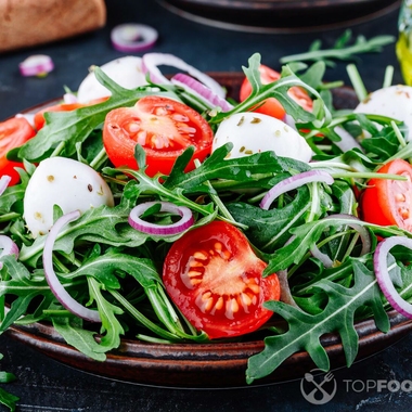 Tomato, mozzarella and arugula salad