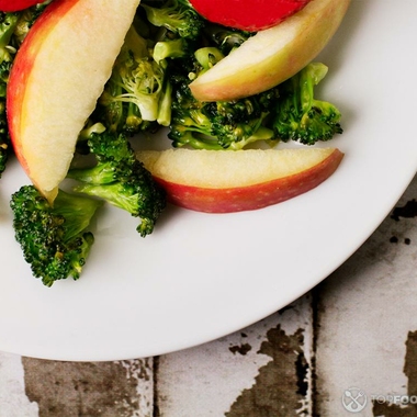 Broccoli Salad with Red Pepper and Apple