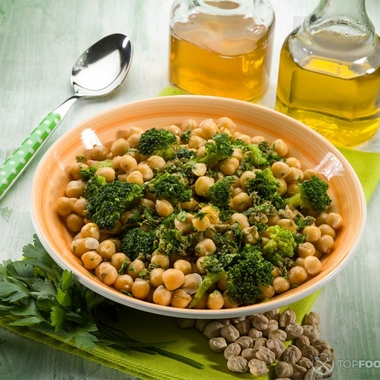 Broccoli Salad with Chickpeas