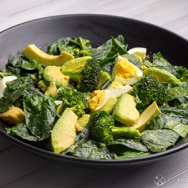 Broccoli Salad with Eggs and Spinach