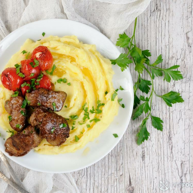 Chicken Liver with Tomato Sauce, Garlic and Mashed Potatoes