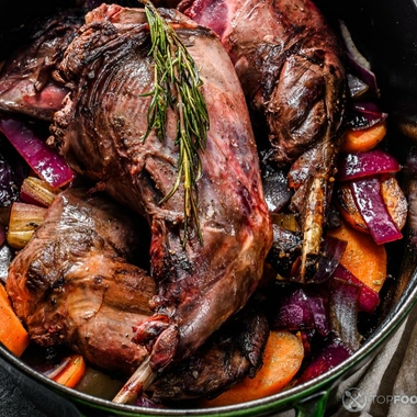 Juicy Lamb Chops Stewed in Red Wine