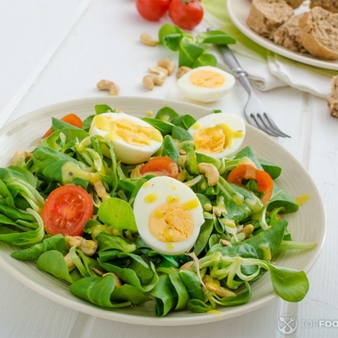 Salad with eggs and baby spinach