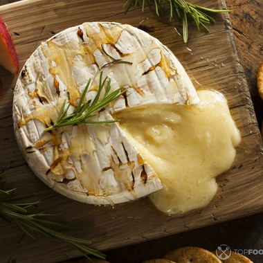 Baked Brie with Crackers