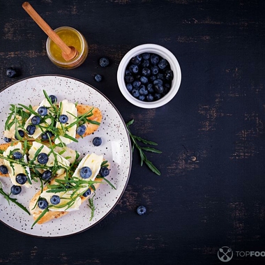 Baked Brie with Blueberries