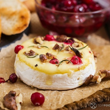 Baked Brie with Cranberries and Nuts