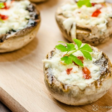 Champignons Stuffed with Mozzarella