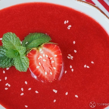 Strawberry Soup with Red Wine