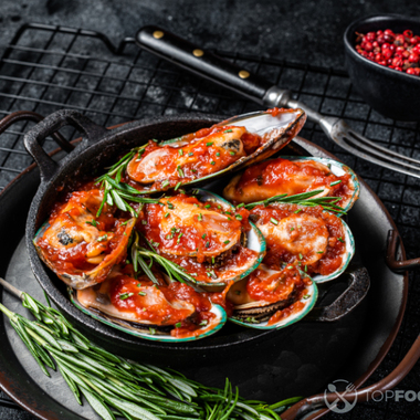 Steamed Green Mussels with Marinara Sauce