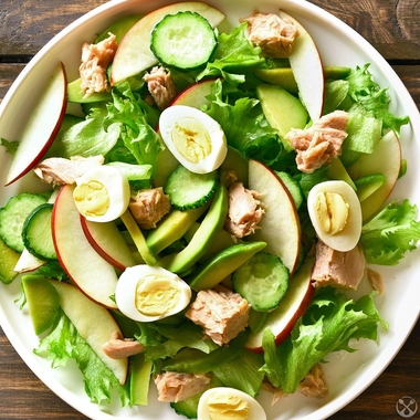 Tuna salad with apples