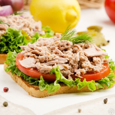 Tuna salad with lettuce