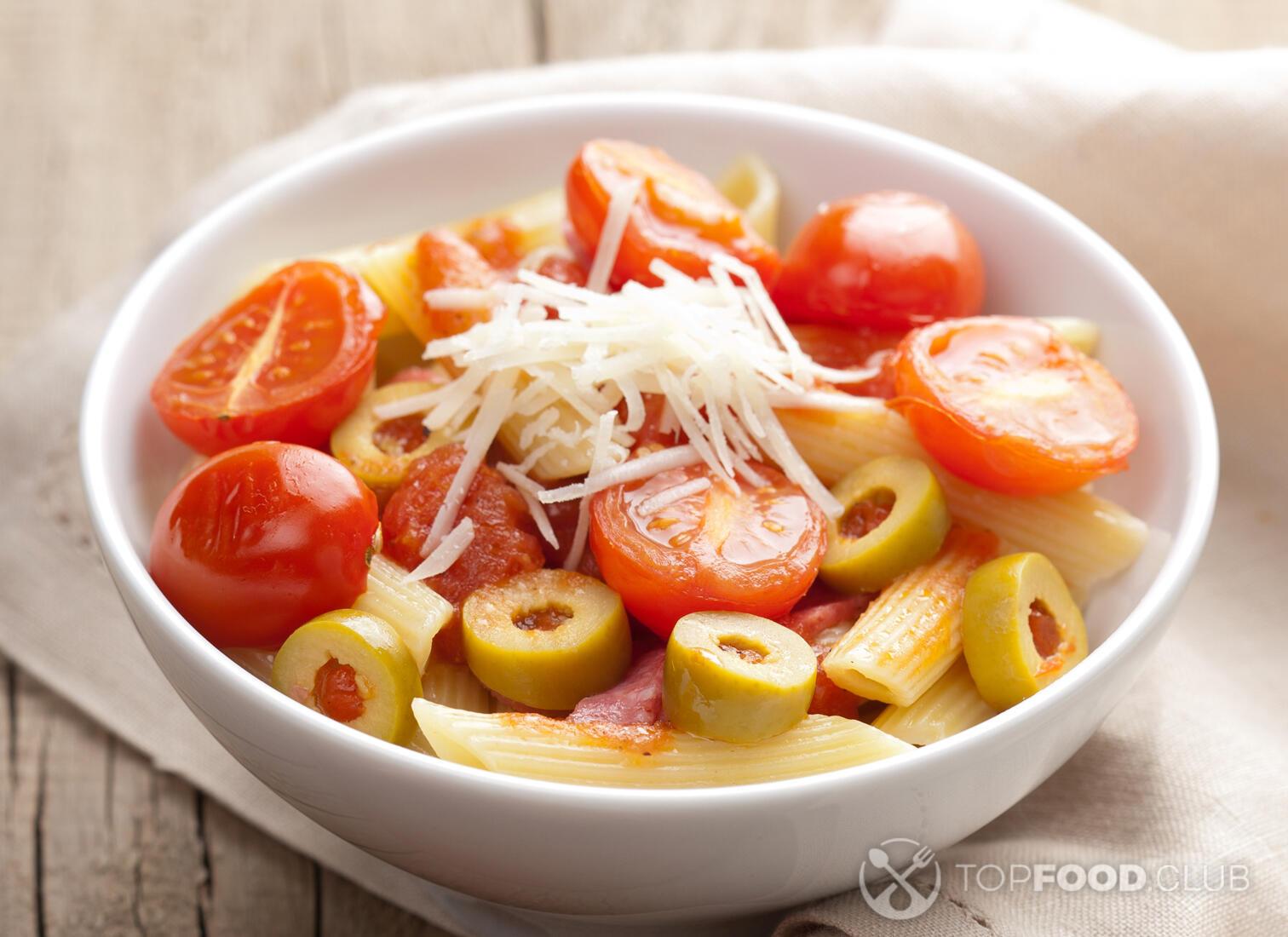 Pasta with fresh tomatoes