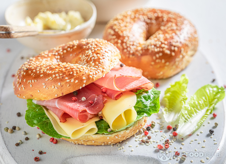 Bagel with Hummus and Ham