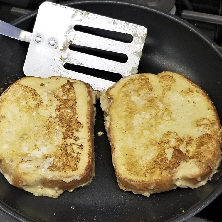 Гренки с сыром и яйцом на сковороде — рецепт с фото пошагово