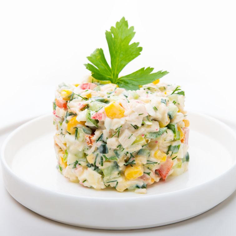 Вкусный салат с крабовыми палочками, яйцами и соленым огурцом