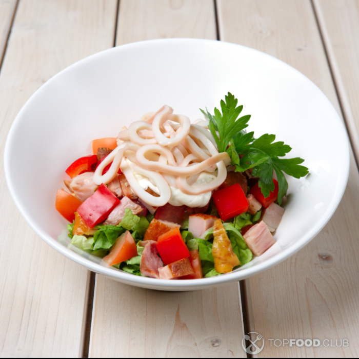 Простой салат с кальмарами, помидорами и оливками