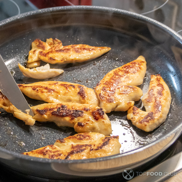 Фаршированные куриные грудки со сливочным соусом – кулинарный рецепт