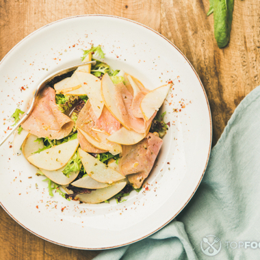 Салат с копченной индейкой и брокколи