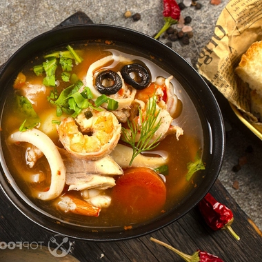 Томатный суп с морепродуктами.