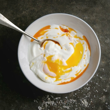 Яйцо пашот с йогуртом