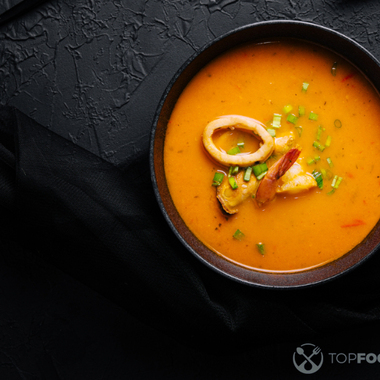 Томатный суп с нутом и морепродуктами