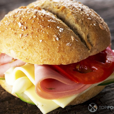 Сэндвич-бургер с ветчиной, сыром и овощами