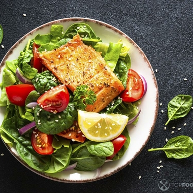 Зелёный салат с филе лосося