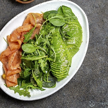 Вкусный салат с кетой и овощами