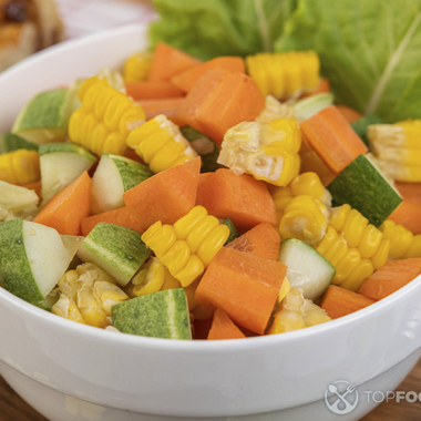 Салат из моркови, кукурузы и огурцов