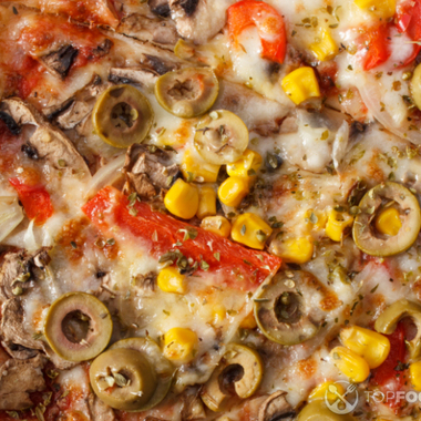 Пицца с овощами, грибами и сыром