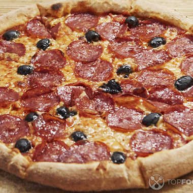 Пицца с маслинами и колбасой