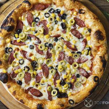 Пицца с охотничьими колбасками, оливками, маслинами и кукурузой