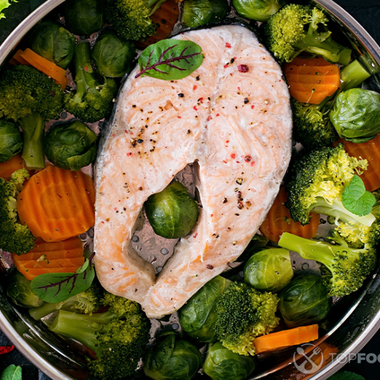 Варёный лосось с овощами