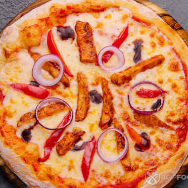 Пицца с овощами и курицей на мангале или гриле