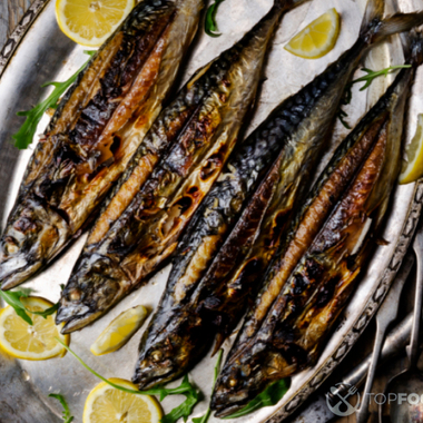 Ароматное и сочное блюдо — скумбрия на мангале с лимоном и травами