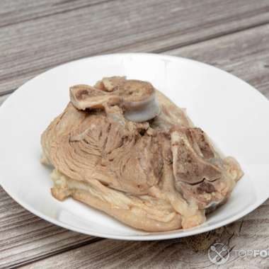 Вкусный Рецепт: Отварная свиная грудинка с пряным соусом