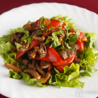 Салат с говядиной и грибами