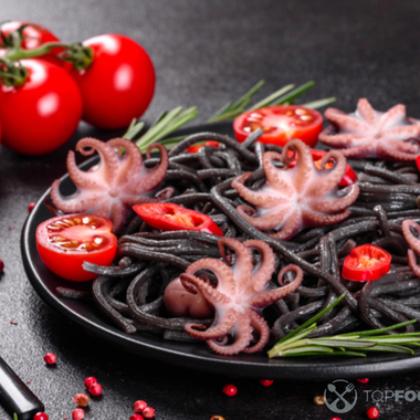 Черная паста с осьминогами и помидорами