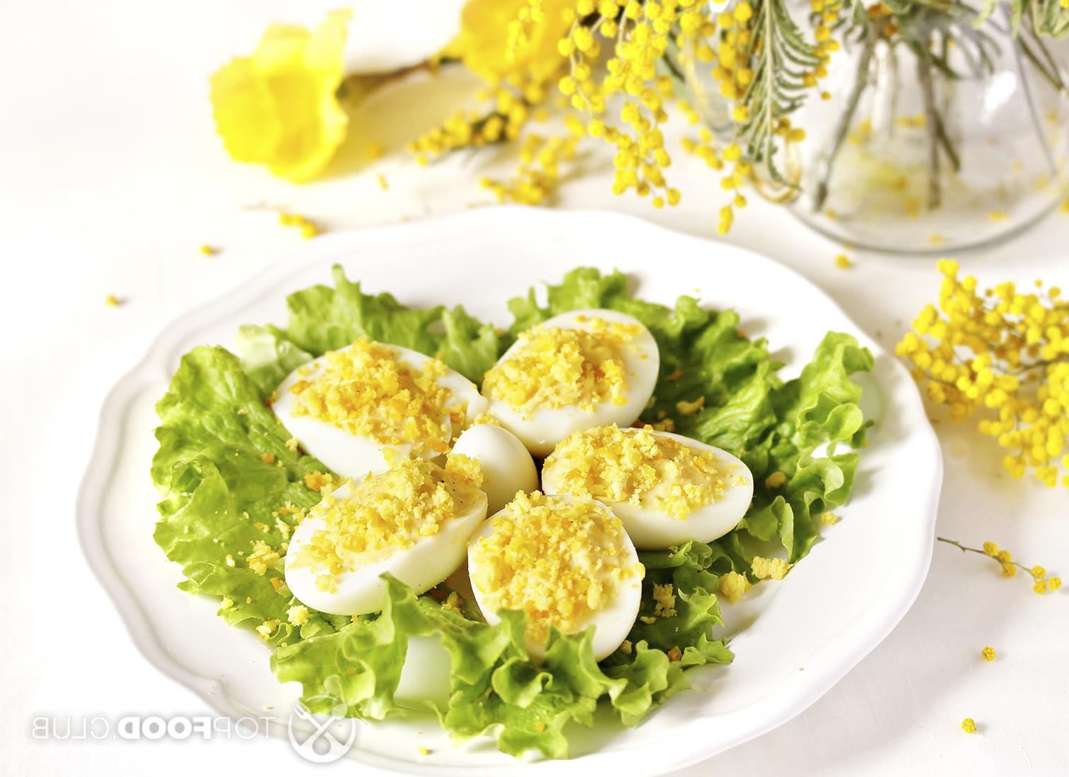 Яйца, фаршированные крабовыми палочками - Лайфхакер