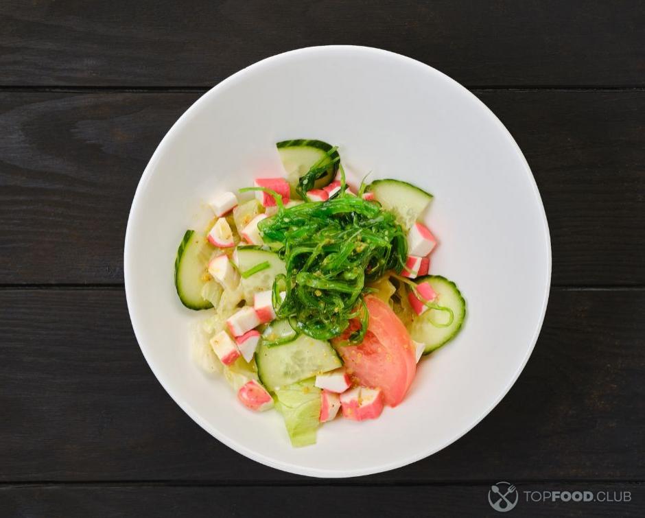 Слоёный салат с крабовыми палочками, колбасой, кукурузой и огурцами — рецепты | Дзен