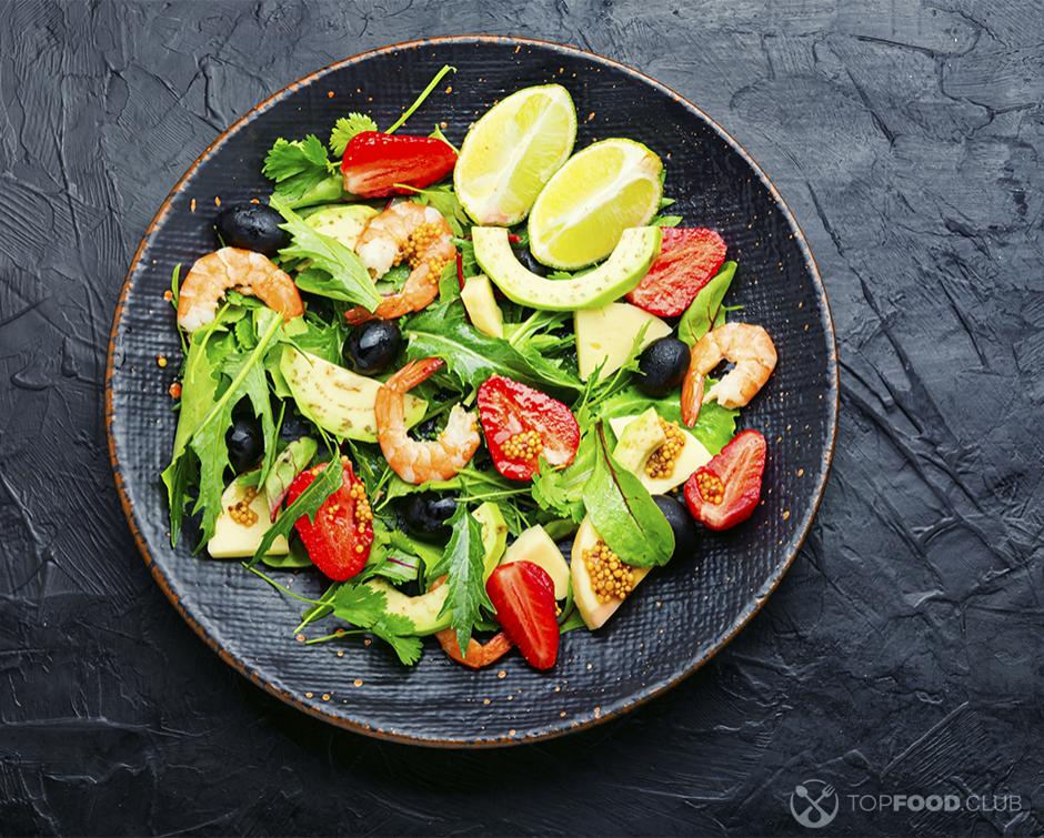 Салат с креветками и клубникой