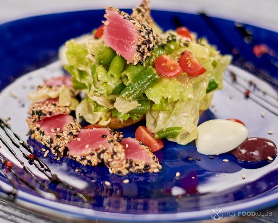 Салат нисуаз со свежим тунцом и яйцом пашот рецепт – Французская кухня: Салаты. «Еда»