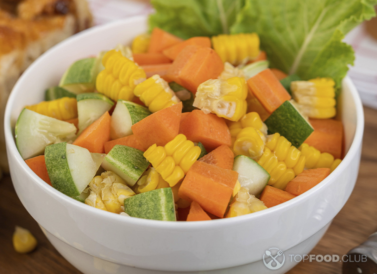 Салат из моркови, кукурузы и огурцов