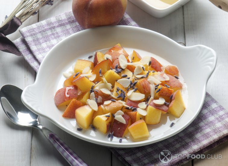 Фруктовый салат с персиком и мёдом