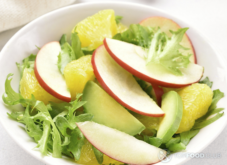 Фруктовый салат с яблоком, авокадо, руколой и апельсином