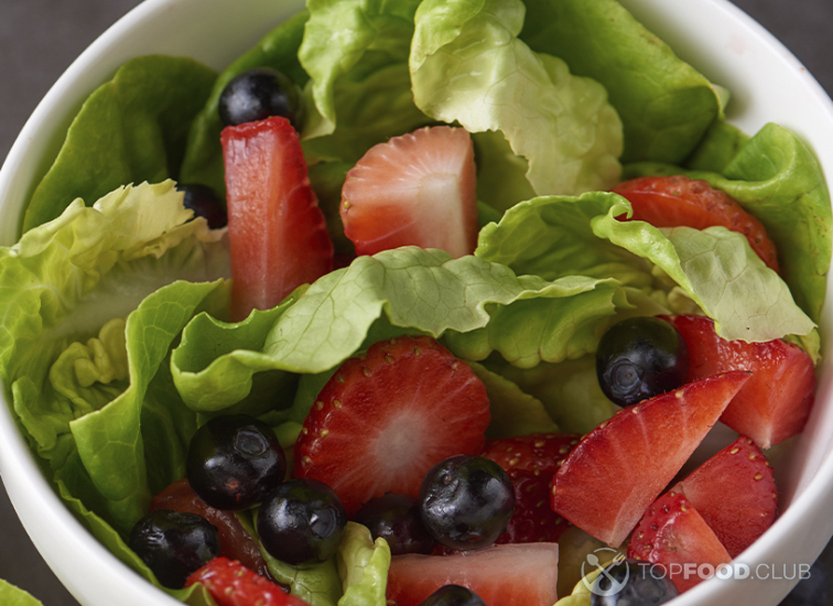 Фруктовый салат с клубникой, черникой и листьями салата