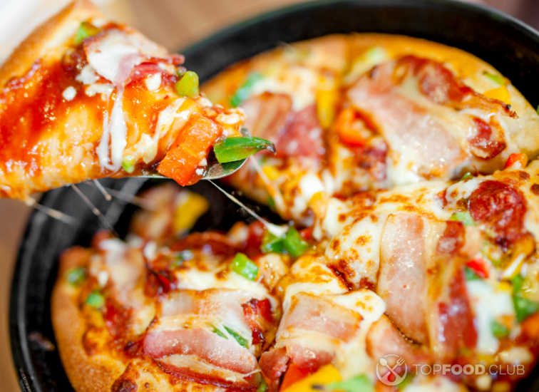 Пицца с баклажанами, беконом и помидорами черри