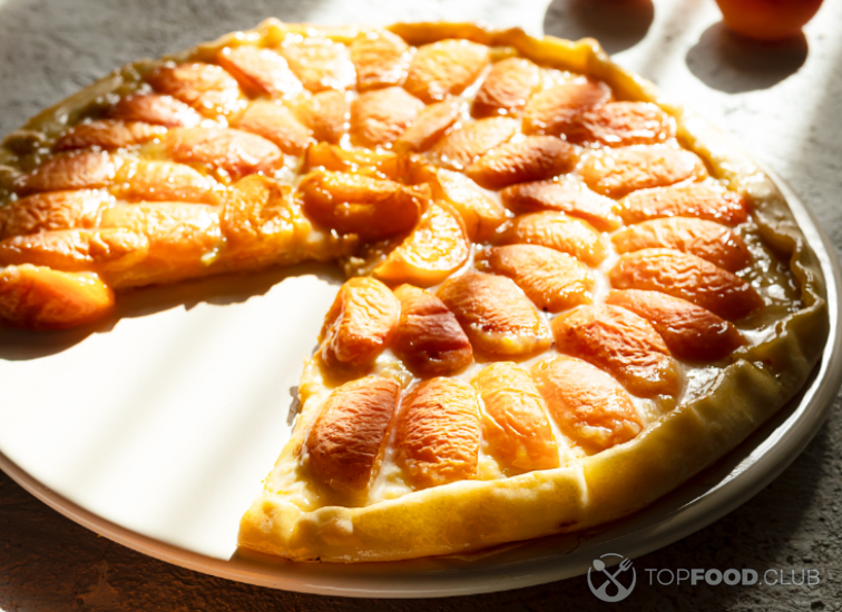 Сладкая пицца с персиками